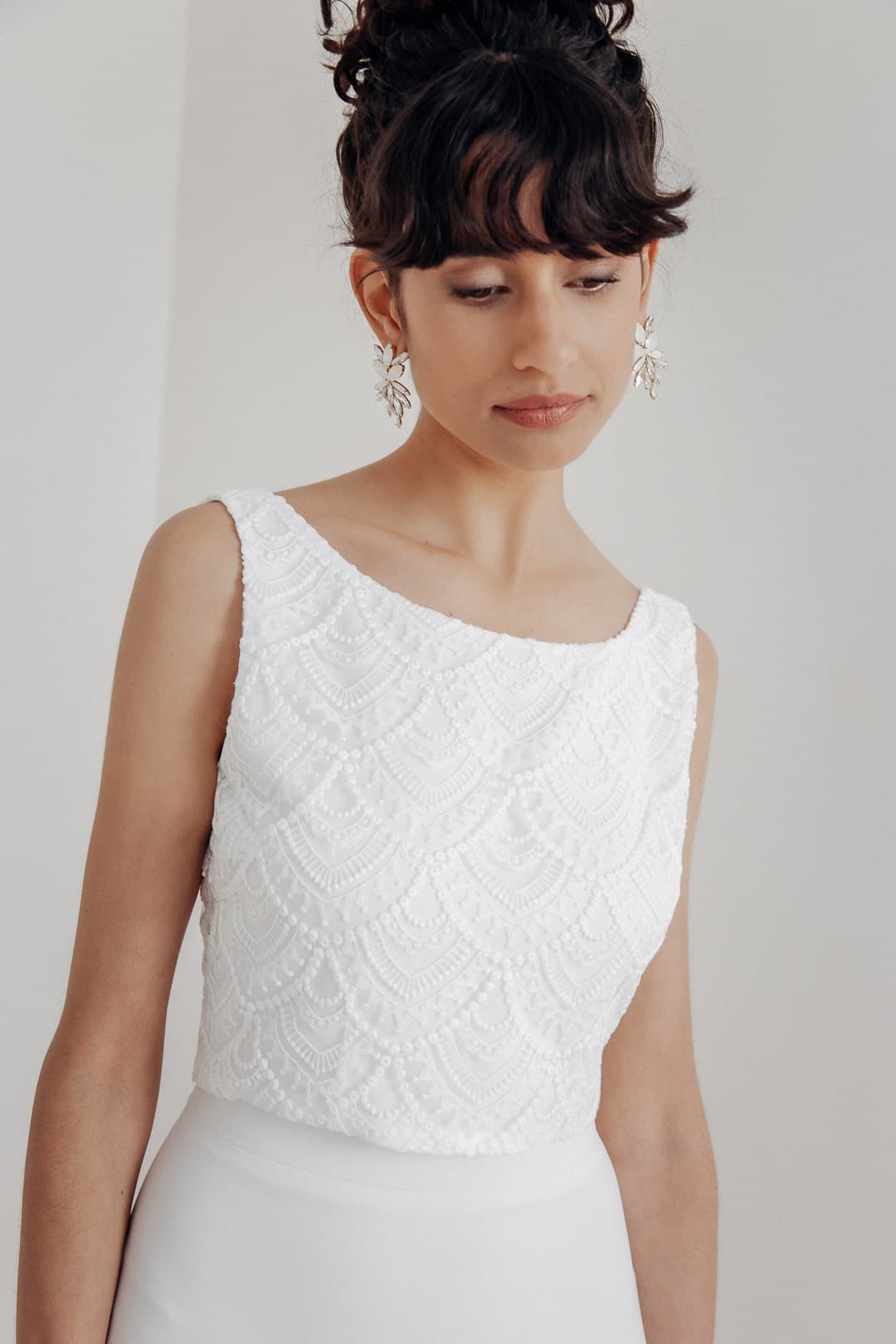 bruidstop noni met boothals en vintage bohomiam kant, open rug