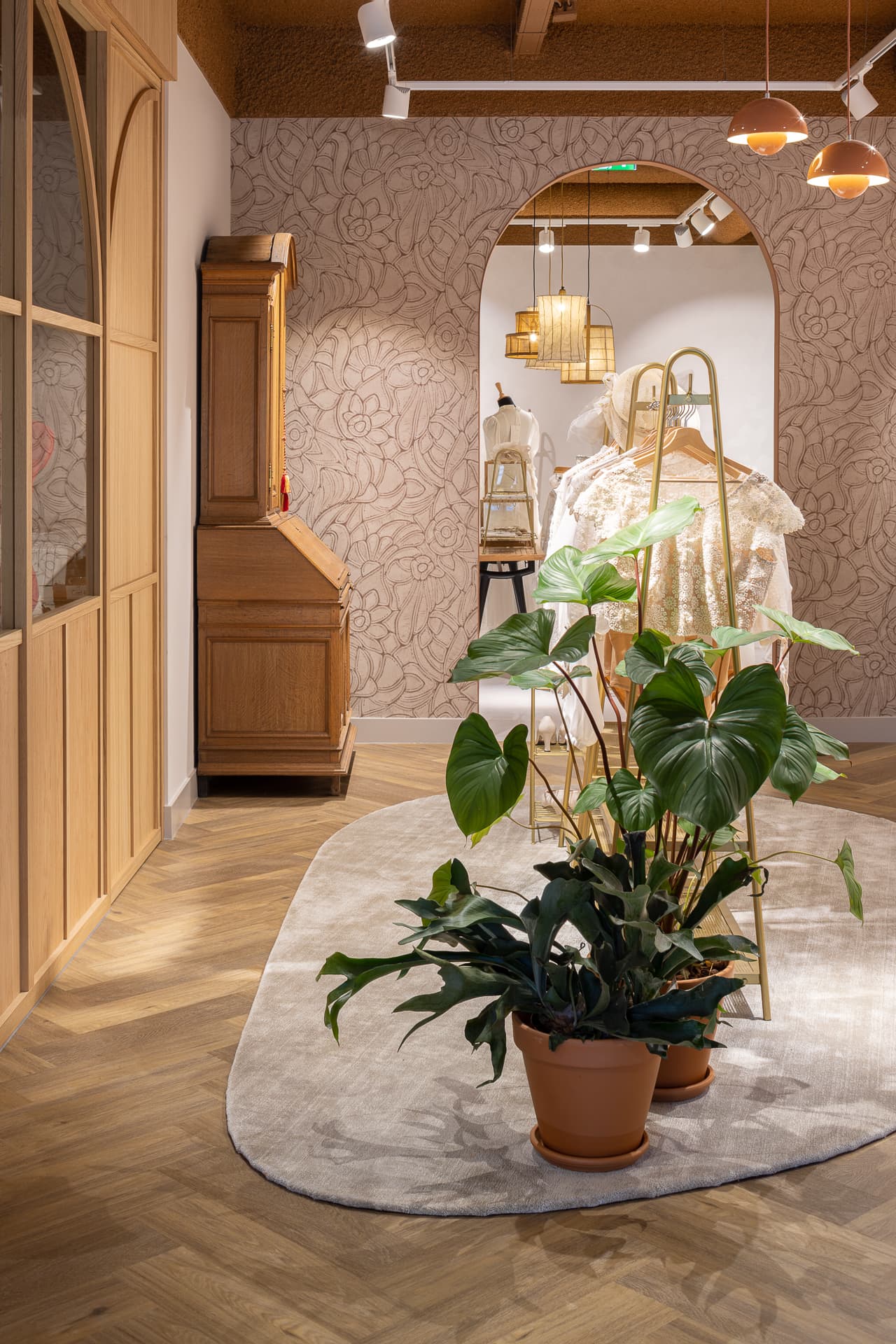 Interior design bridal boutique, arte wallpaper