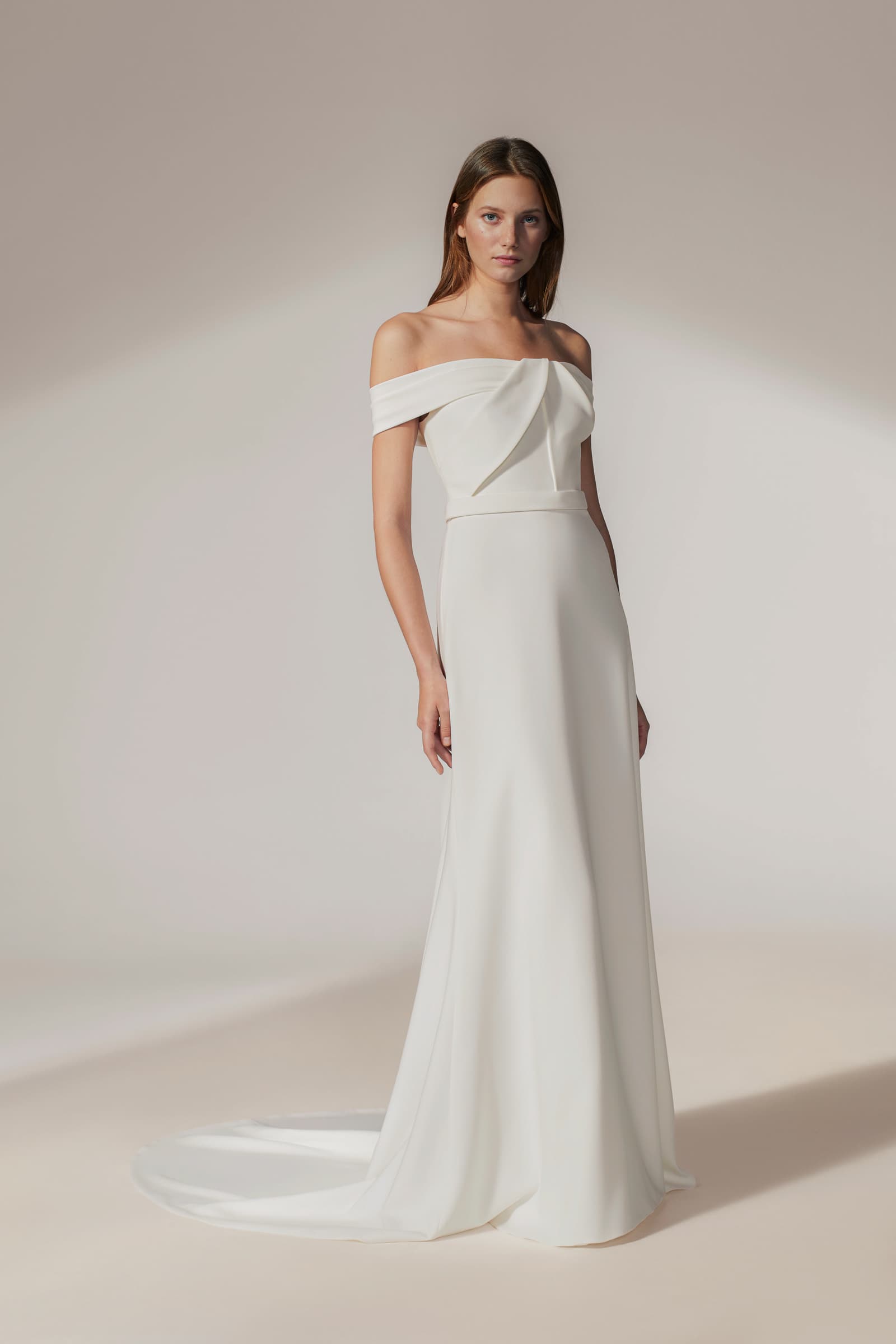 Zeemeerminjurk van comfortabele crêpe. Losse drapering op het lijfje en off-shoulder detail.