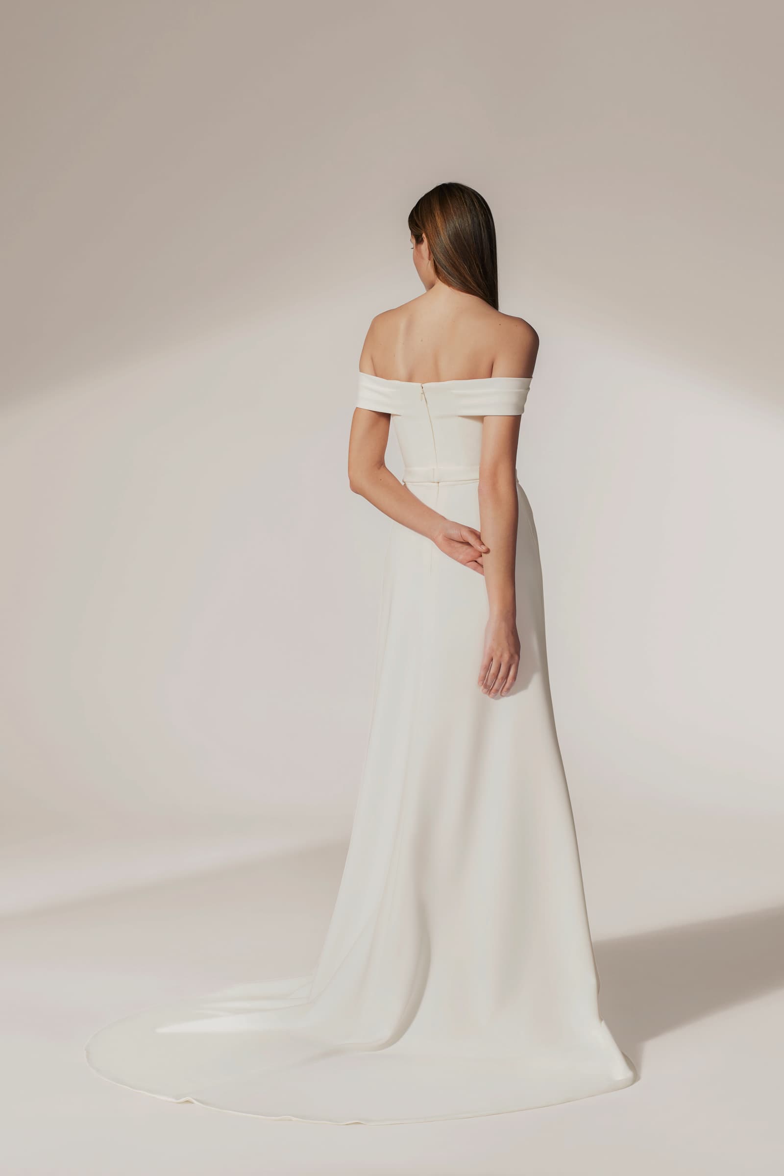 Zeemeerminjurk van crêpe met losse drapering op het lijfje en off-shoulder detail.