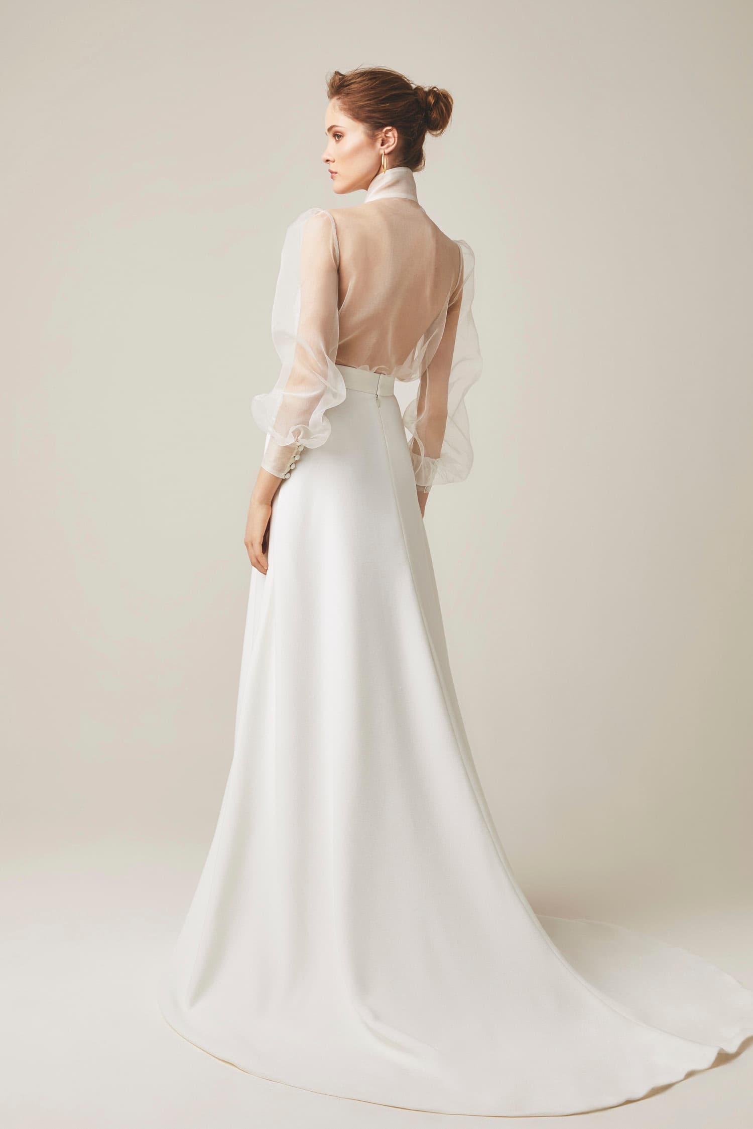 Tweedelige trouwlook met moderne Transparante organza Blouse met kant. 