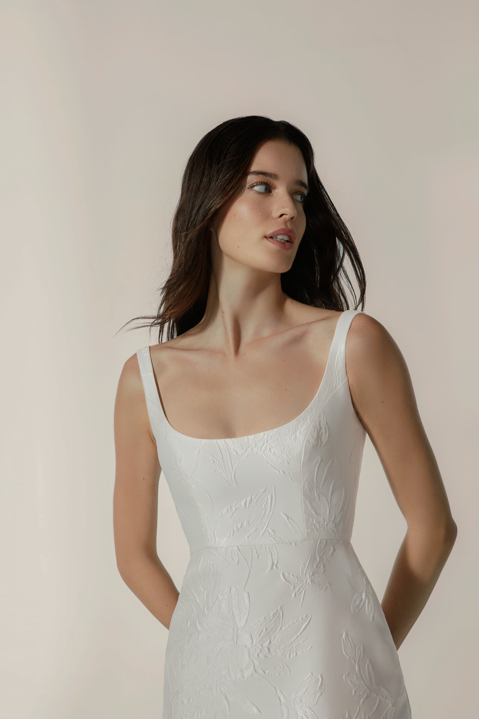 slank vallende trouwjurk met diepe ronde hals en structuur, bloemen brocade stof