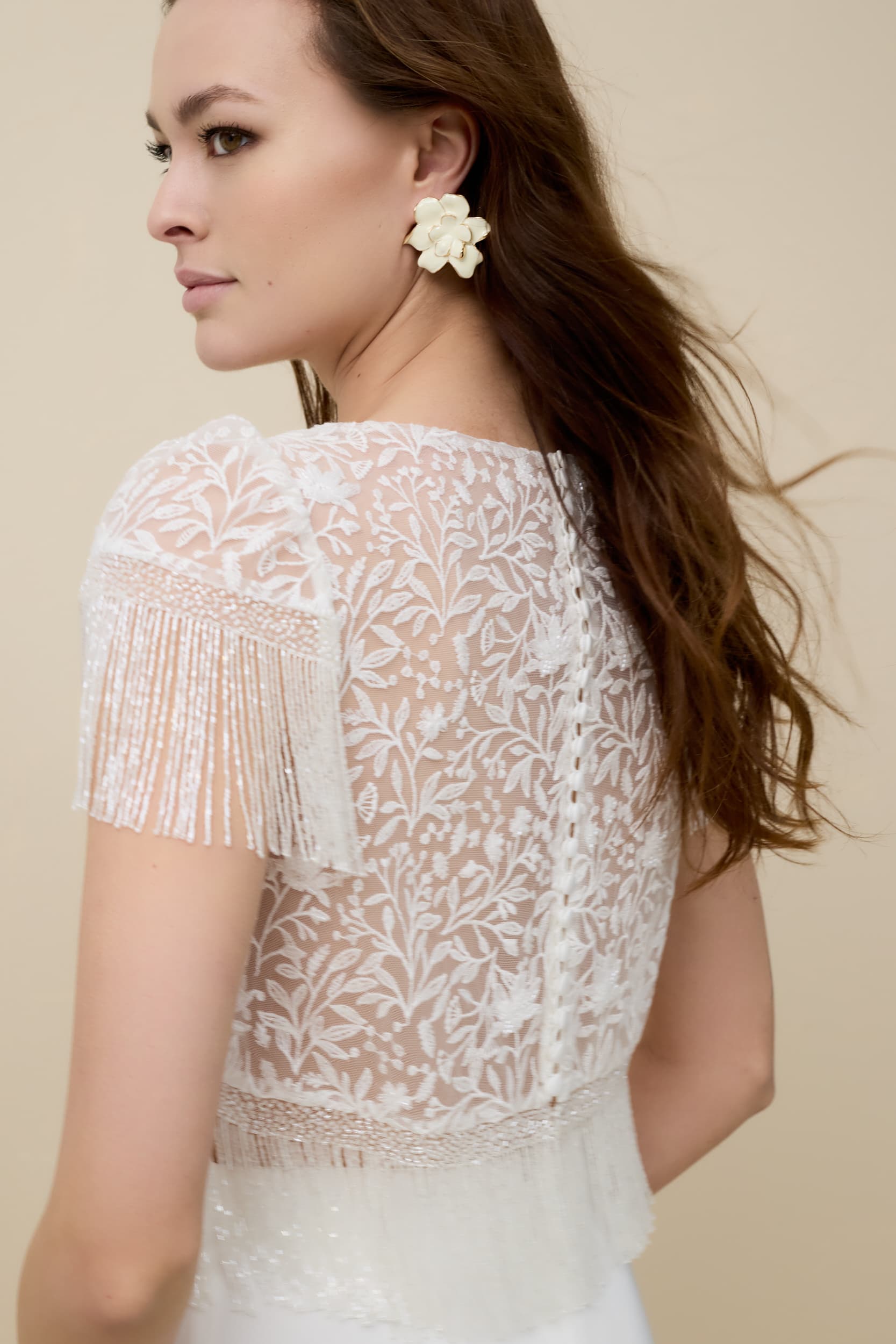 chique rok en top trouwjurk met bloemenkant en kralen franje en knoopjes op de rug