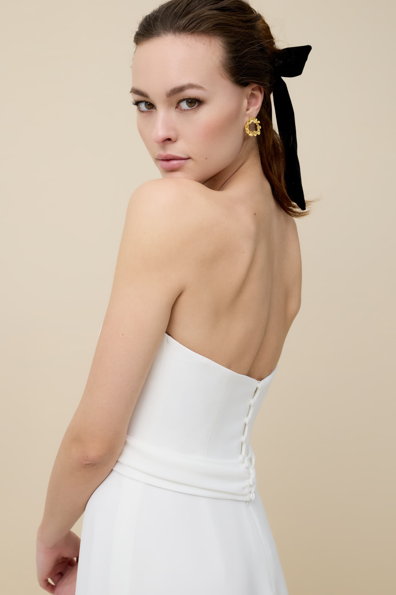 minimalistische moderne jurk met strapless rechte halslijn