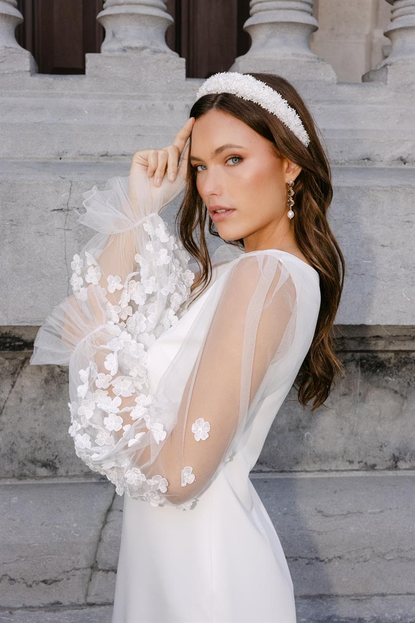 chique korte trouwjurk met v-hals en transparante mouwen ideaal voor een stadsbruiloft