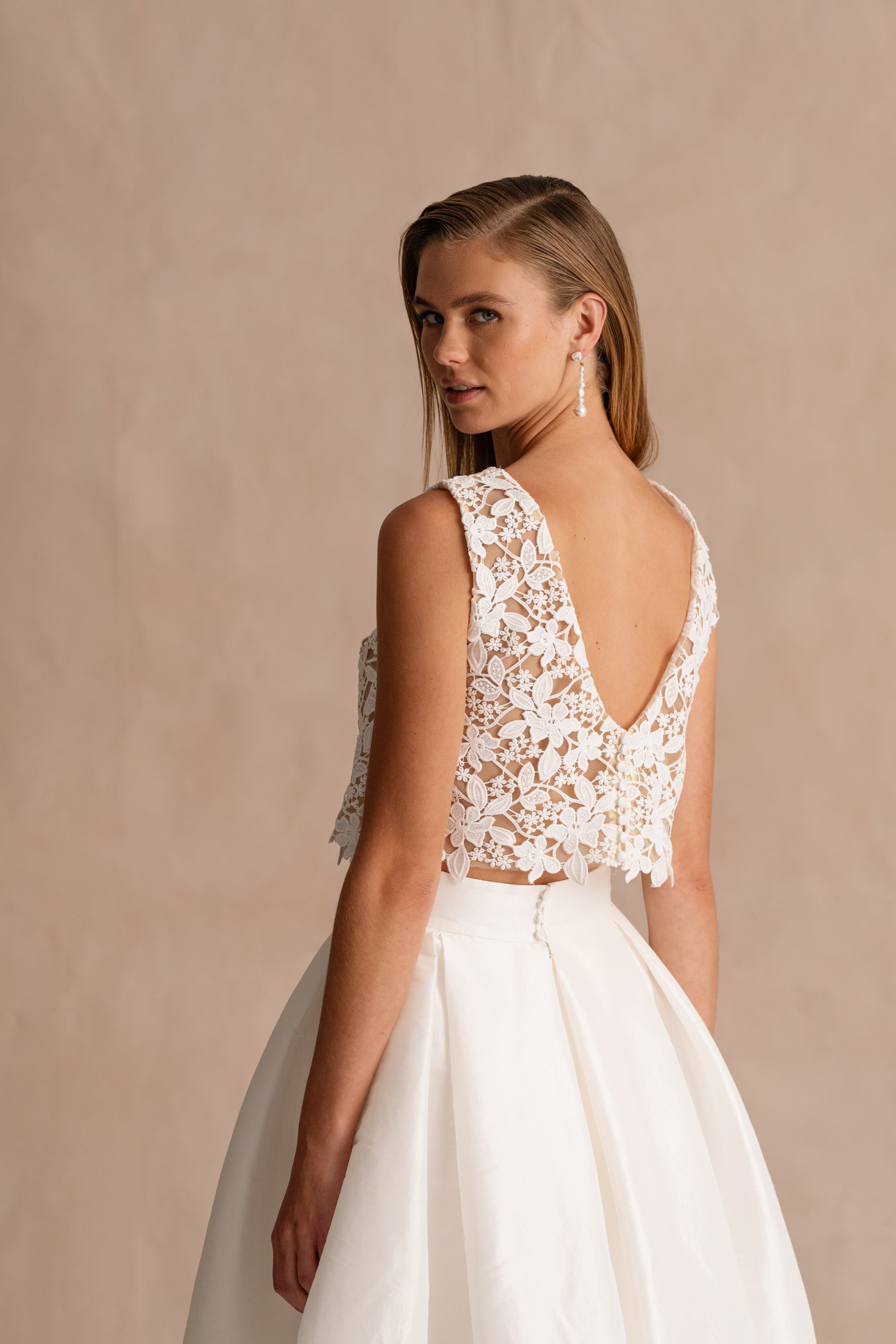 tweedelige bruidslook met mouwloze kanten top en taffeta rok met zakken en veel volume