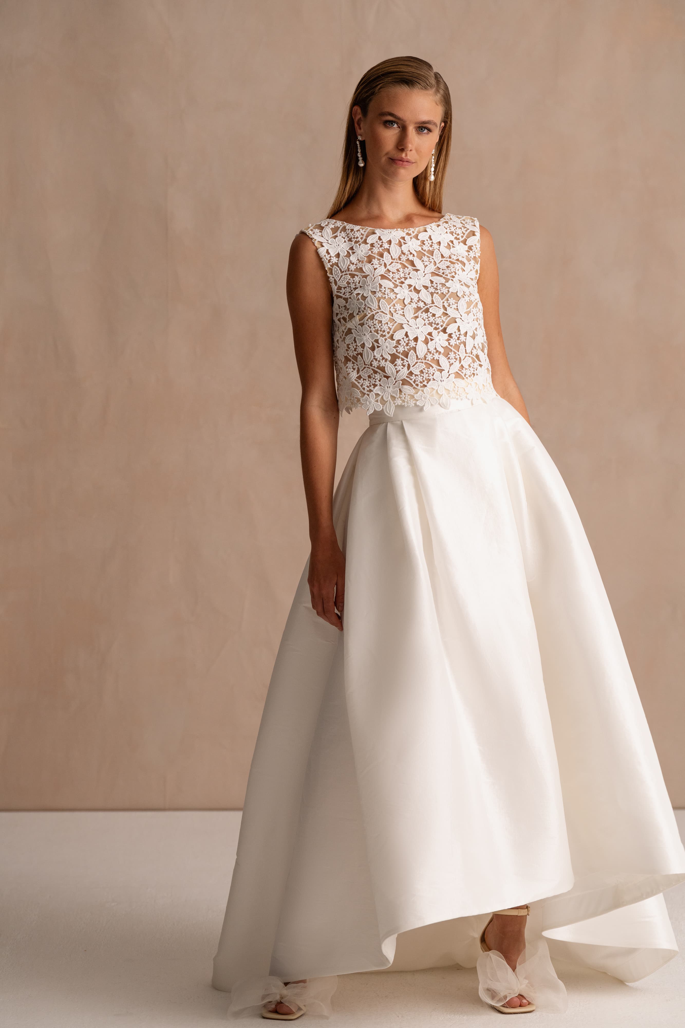 tweedelige bruidslook met mouwloze kanten top en taffeta rok met zakken en veel volume