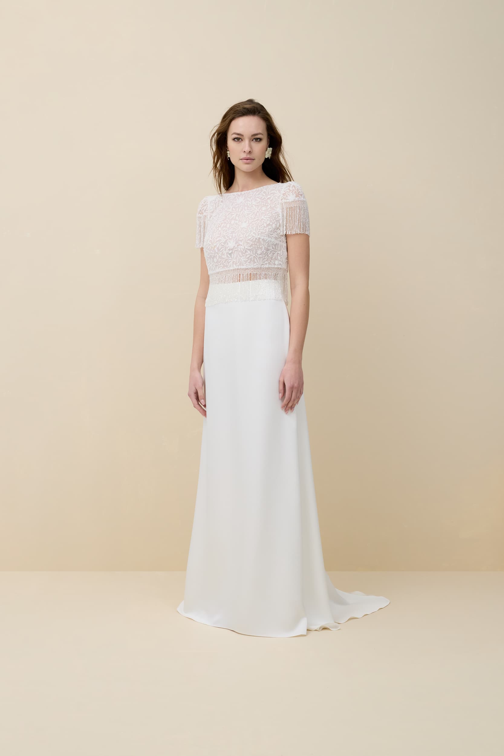 chique rok en top trouwjurk met bloemenkant en kralen franje en knoopjes op de rug