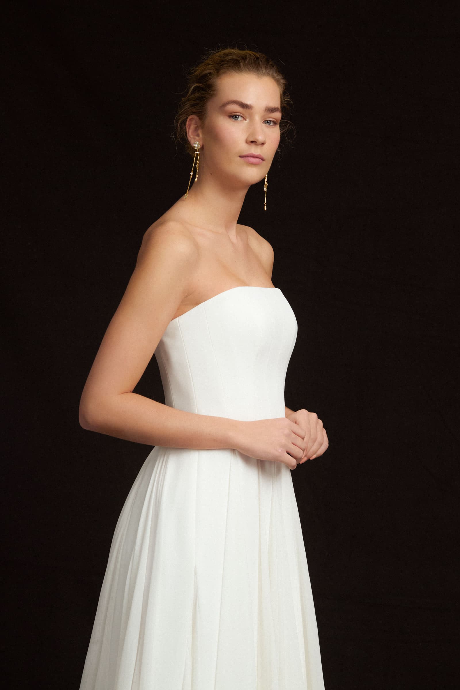 puur zijden bruidsjurk met soepele rok in chiffon en aansluitend strapless lijfje