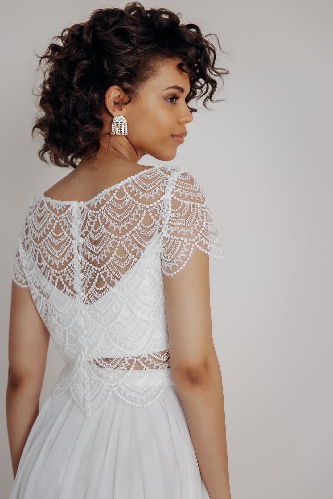 duurzame bruidstop van kant met knoopjes op de rug