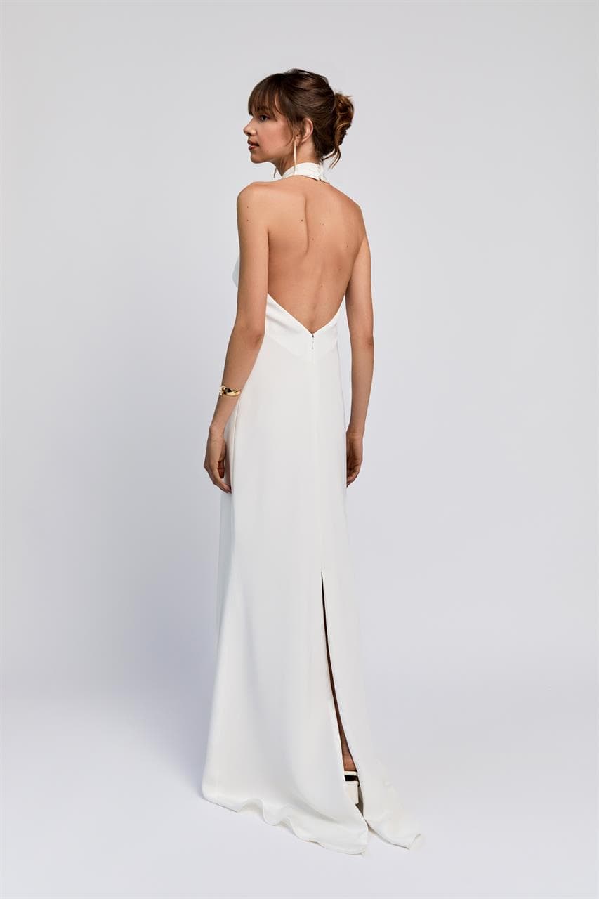 moderne, minimalistische en puur zijde trouwjurk met halter halslijn en open rug