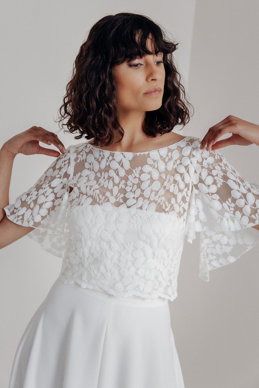 botanisch kante bruidstop met speelse mouwen perfect voor een kleine bruiloft