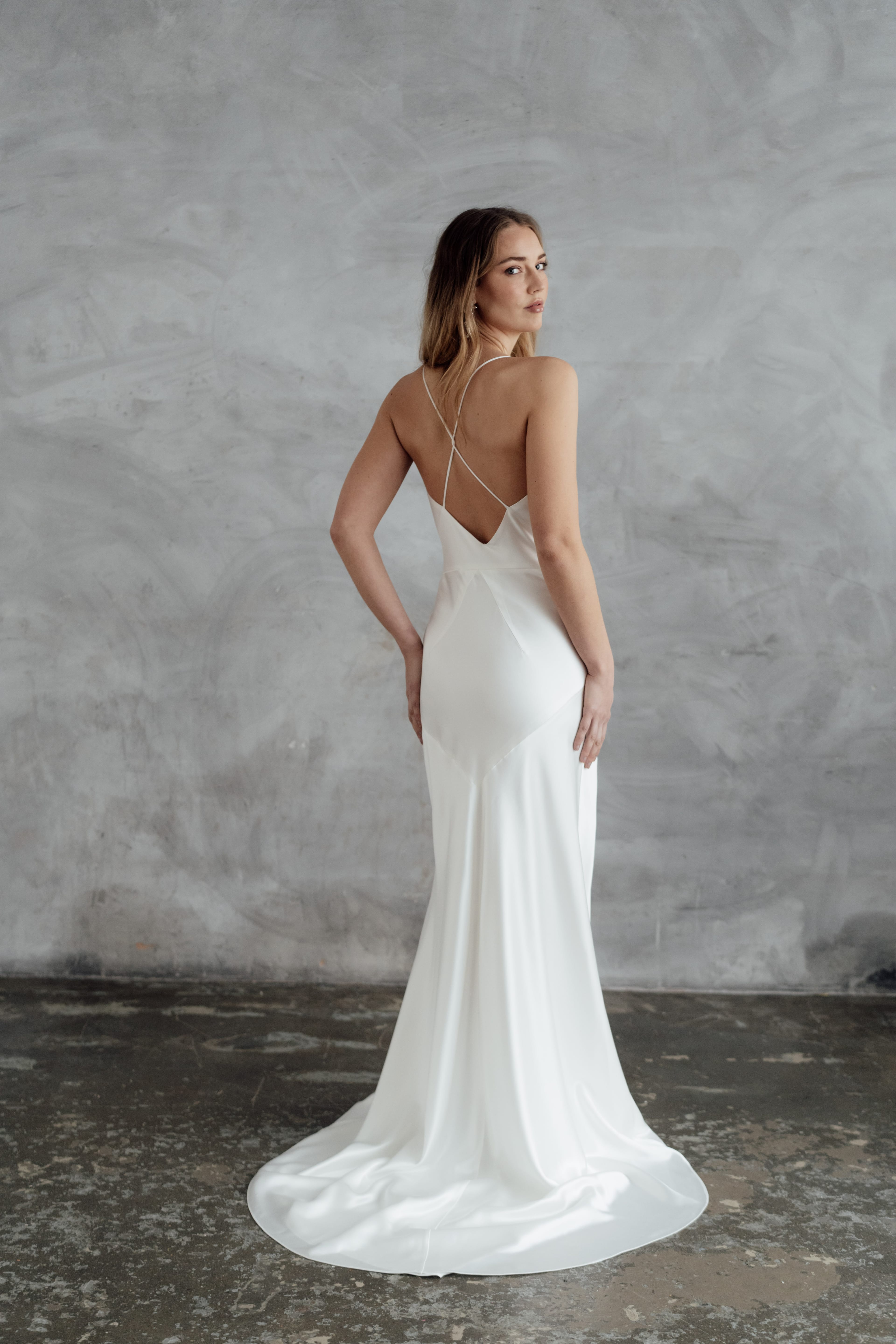 naia satijnen jurk voor een minimalistische bruidslook