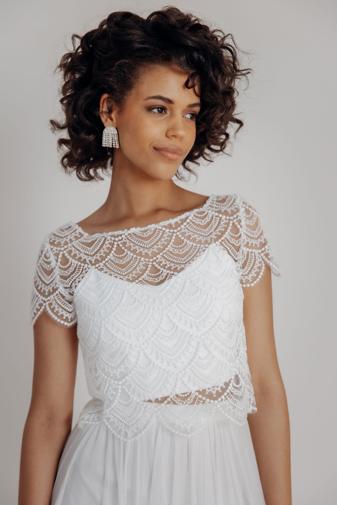 duurzame bruidstop van kant met knoopjes op de rug