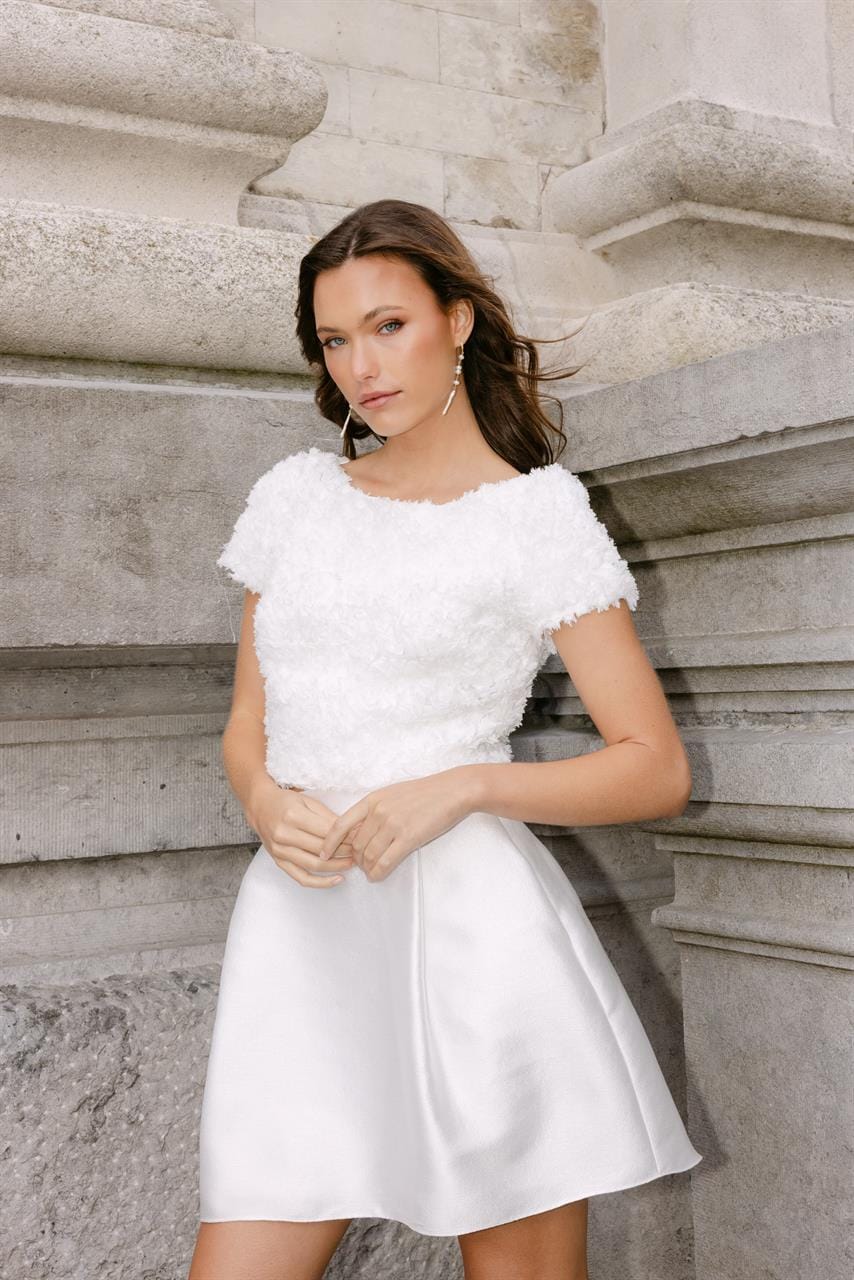 stoere stijlvolle rok en top combinatie met korte bruidsrok van satijn en top met structuur perfect voor een burgelijke huwelijk of tweede look
