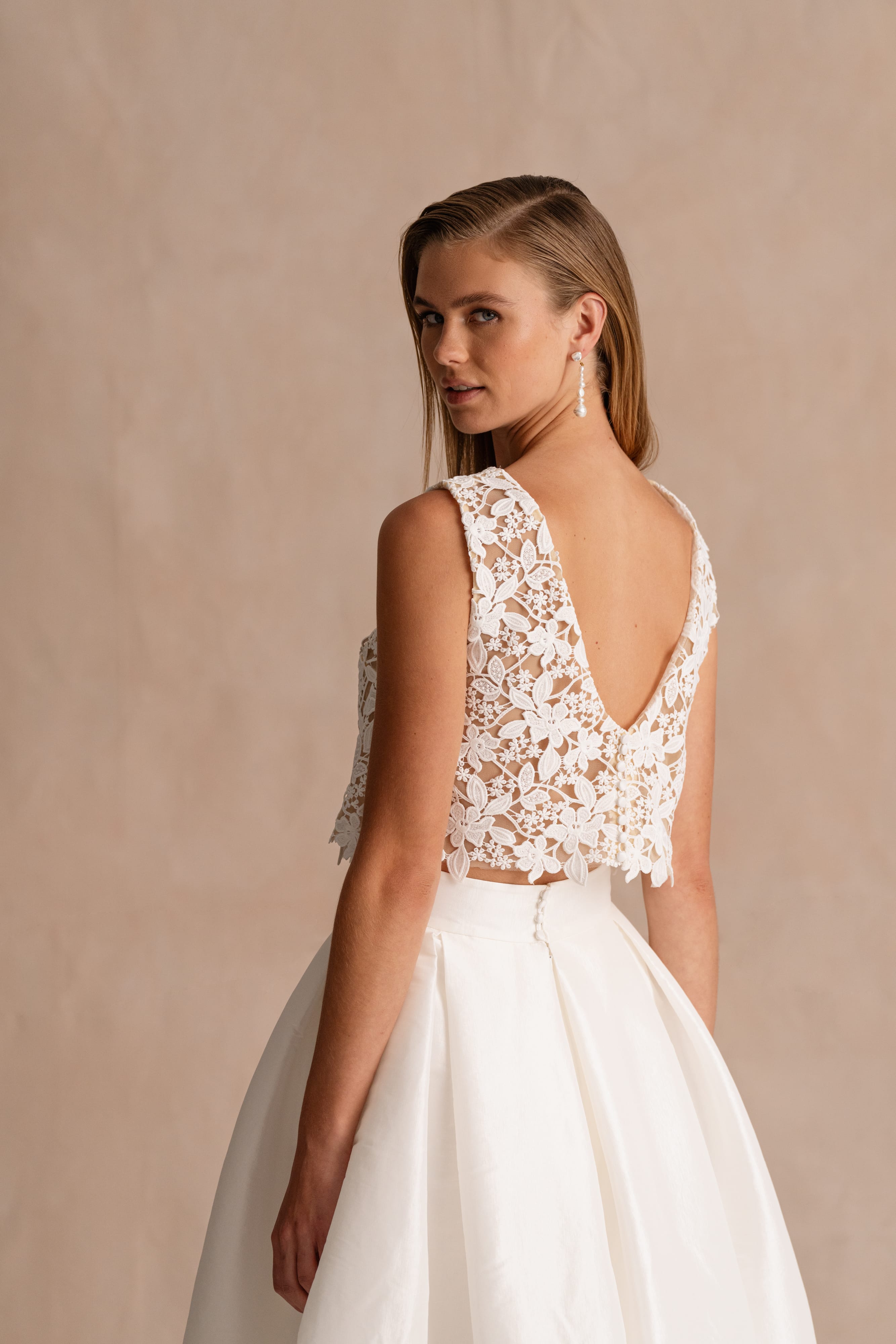 tweedelige bruidslook met mouwloze kanten top en taffeta rok met zakken en veel volume