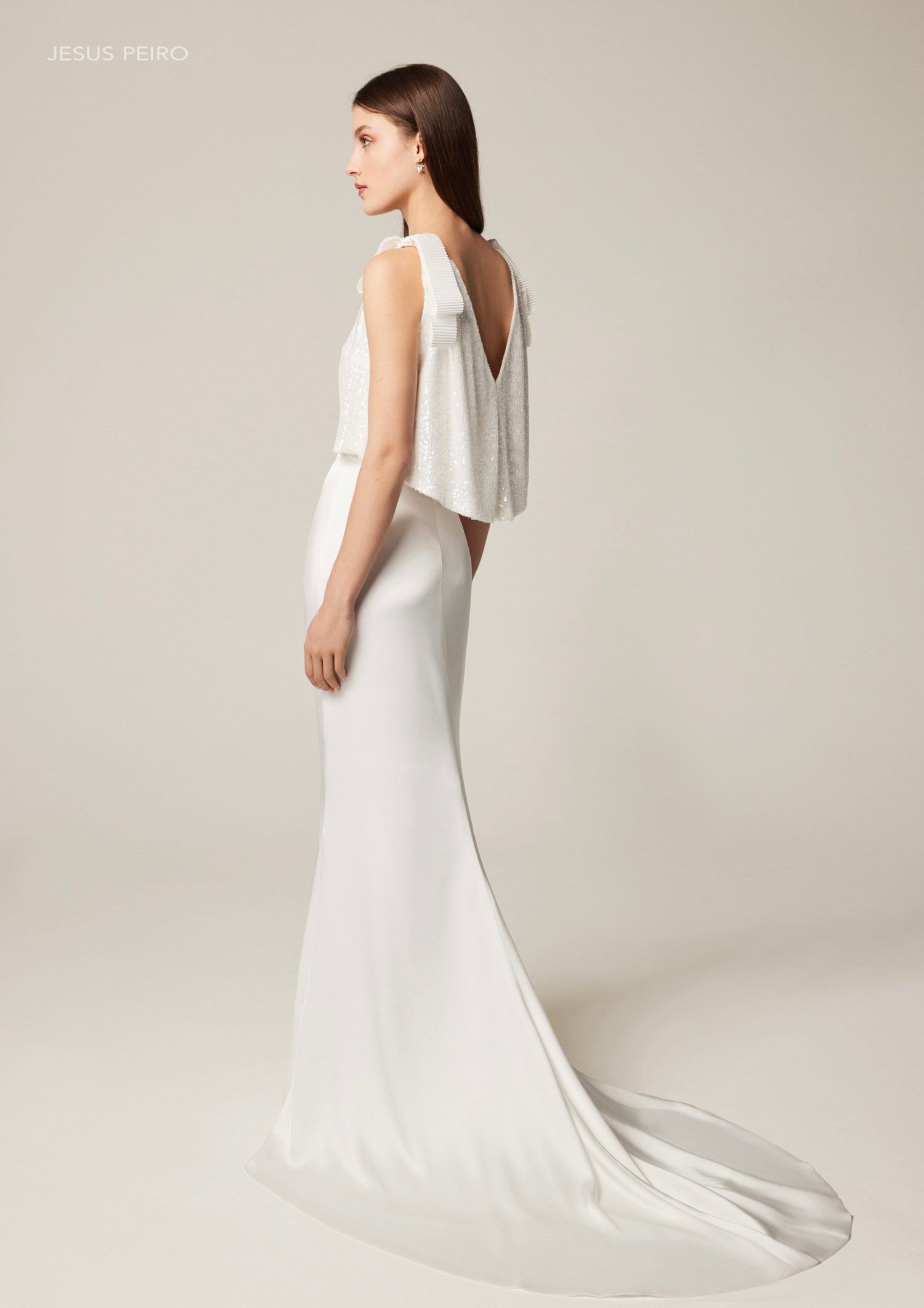 tweedelige trouwjurk met aansluitende satijnen rok en subtiele glittertop 