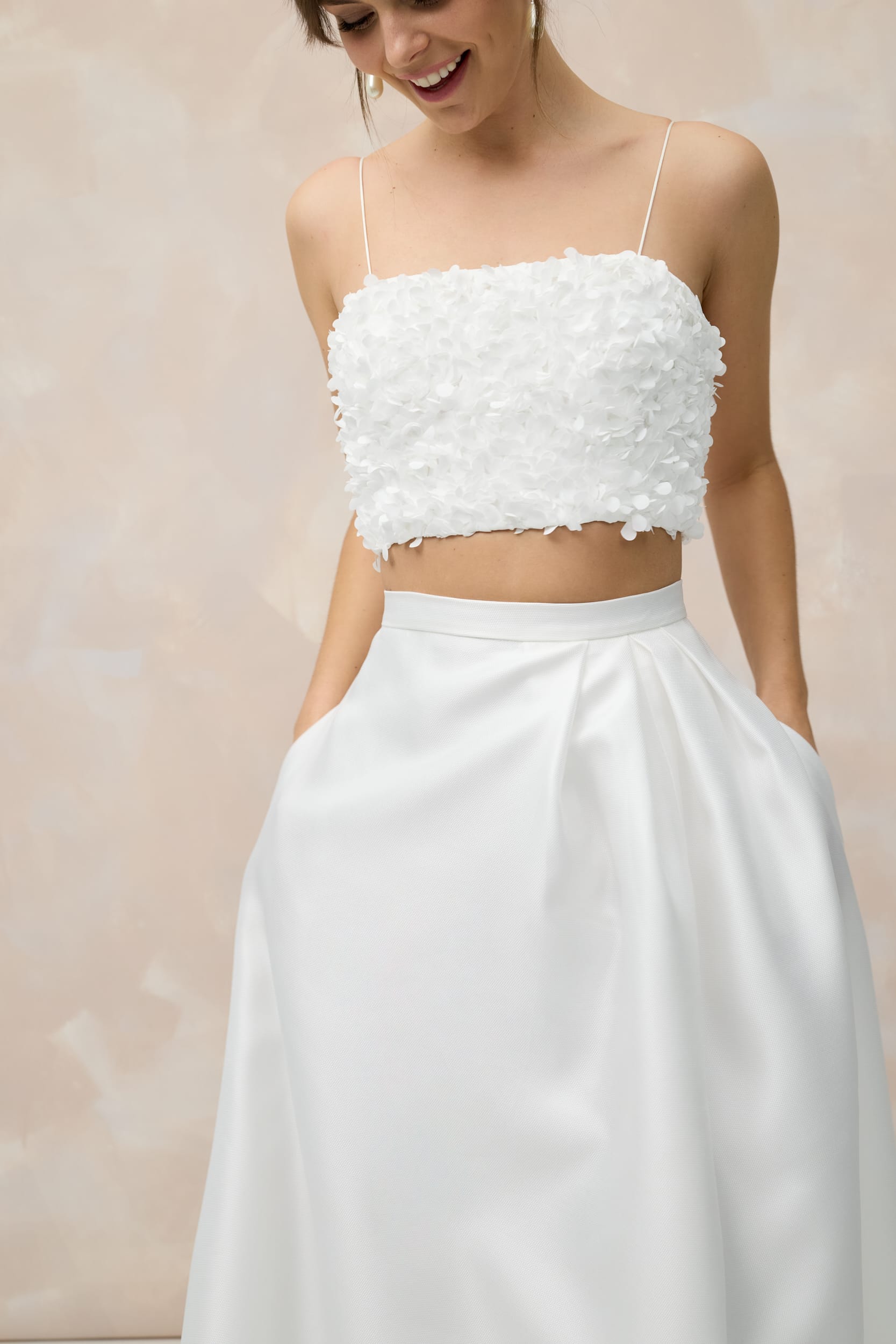 tweedelige trouwlook met mikado rok perfect voor een burgelijk huwelijk