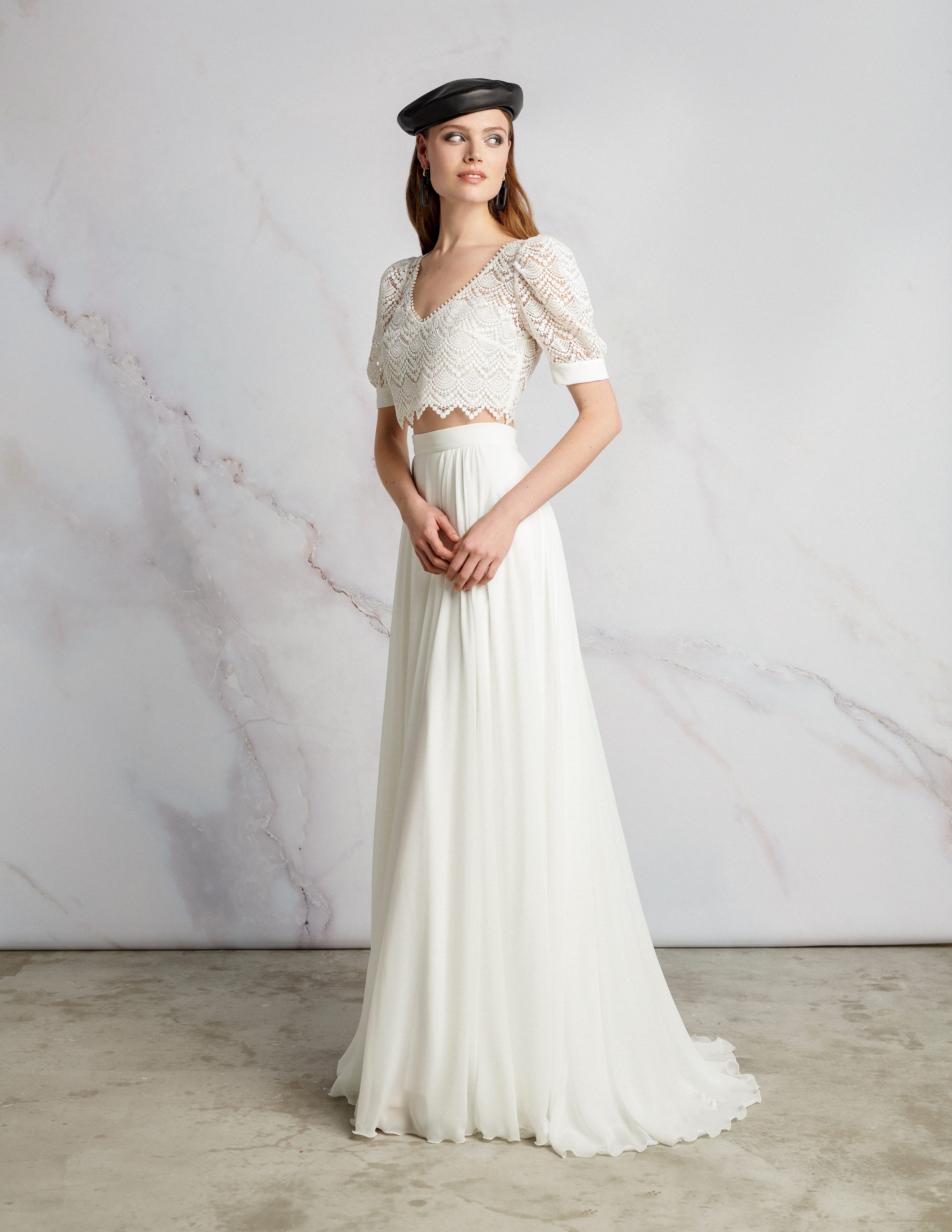 tweedelige trouwjurk met soepelvallende chiffon rok met split