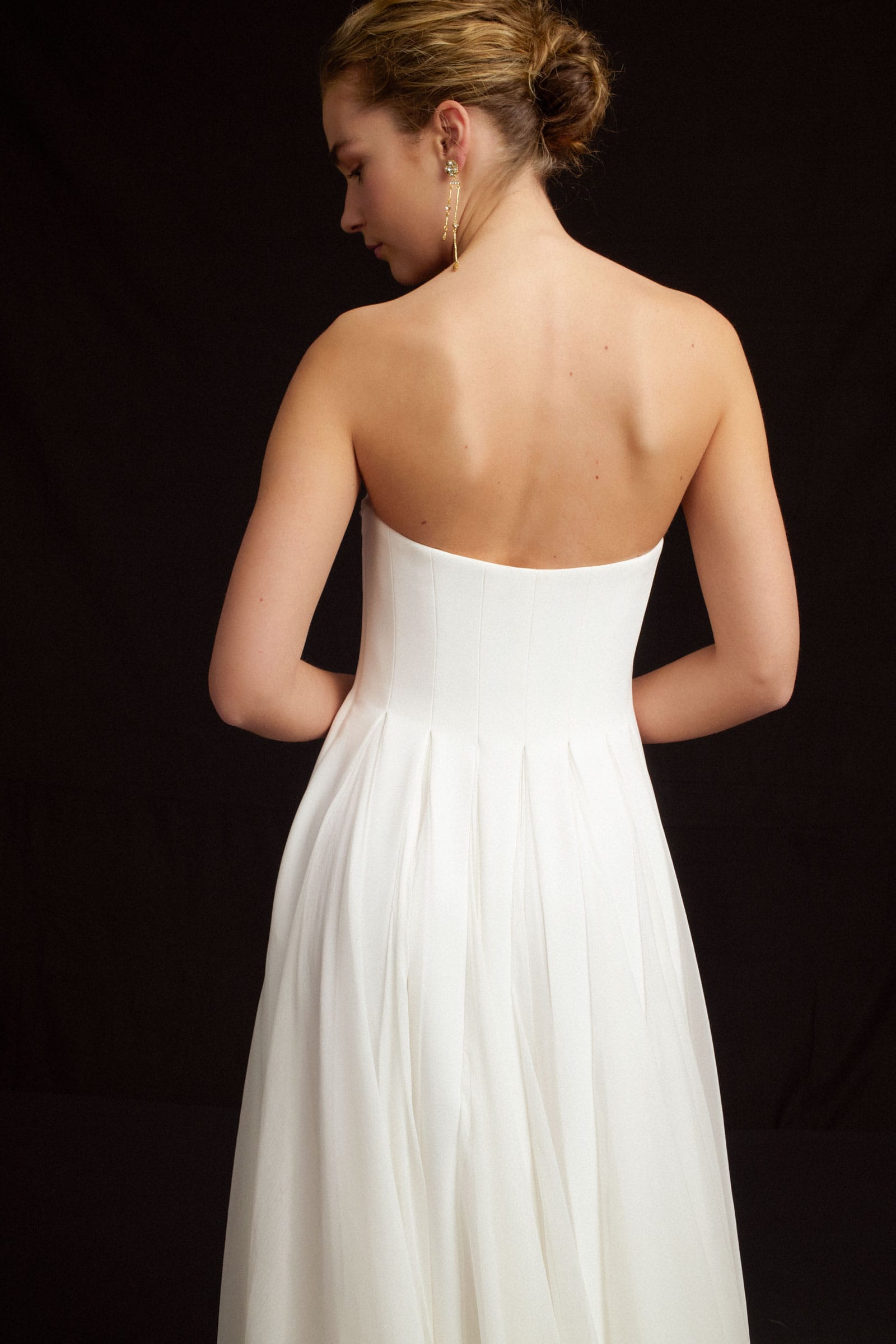 puur zijden bruidsjurk met soepele rok in chiffon en aansluitend strapless lijfje