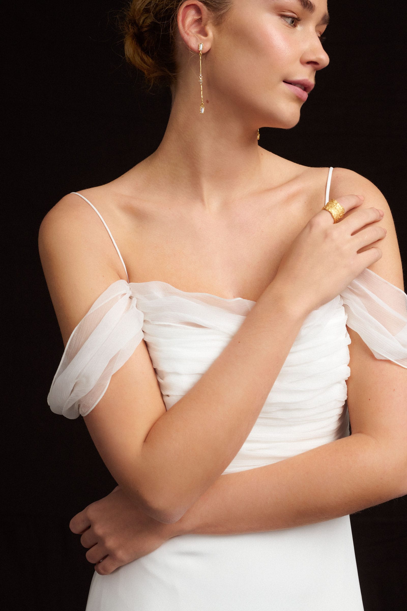 chique off-shoulder trouwjurk perfect voor de moderne elegante bruid in puur zijden. 