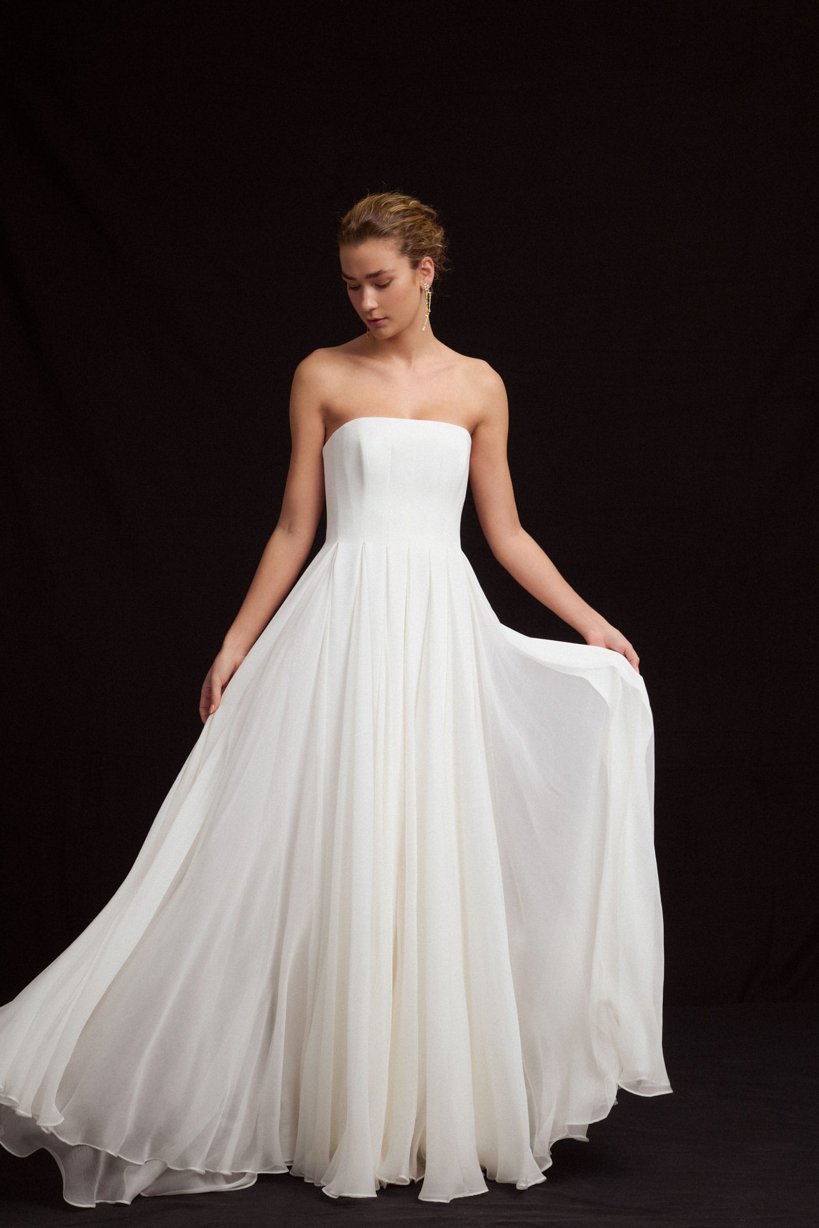 puur zijden bruidsjurk met soepele rok in chiffon en aansluitend strapless lijfje